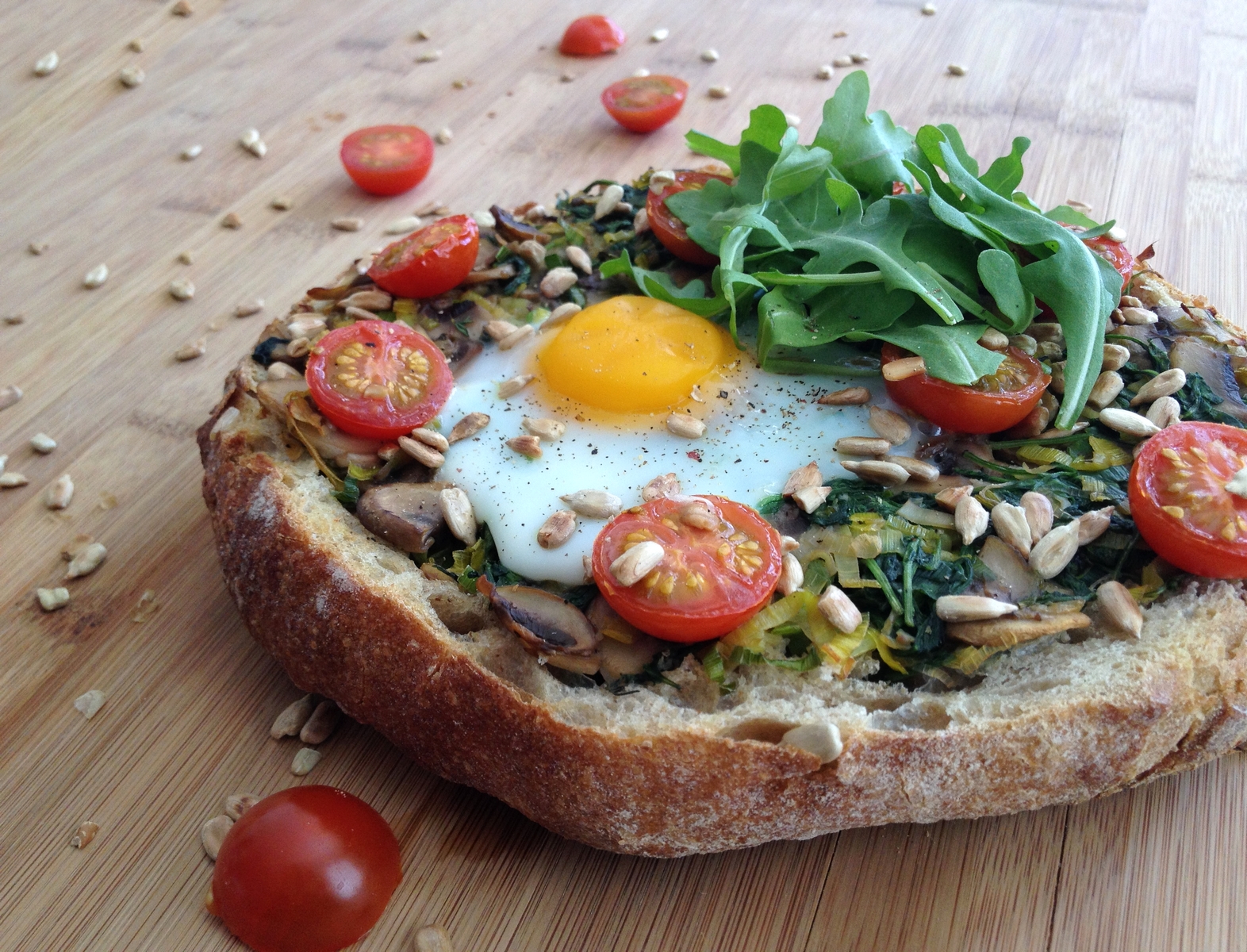 pain-grille-champignons-poireaux-roquettes-oeufs-1