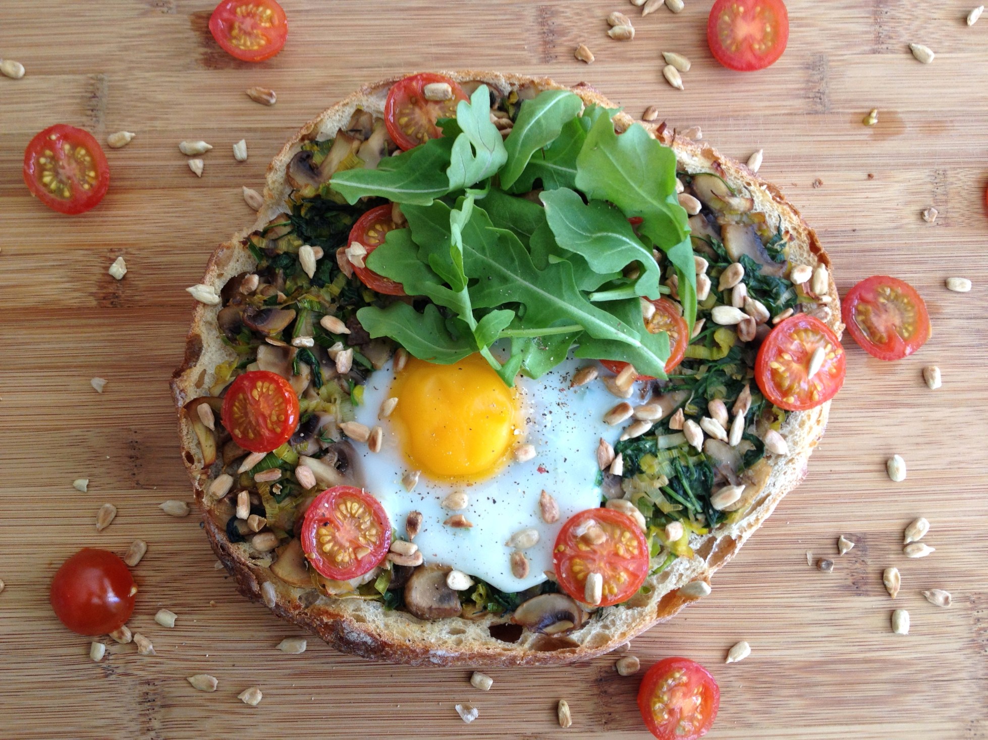 pain-grille-champignons-poireaux-roquettes-oeufs-3