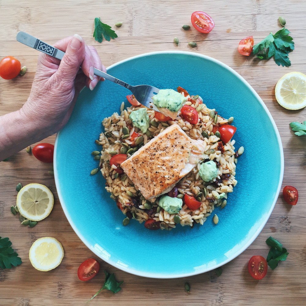 saumon-fromage-herbes-orzo-tomates