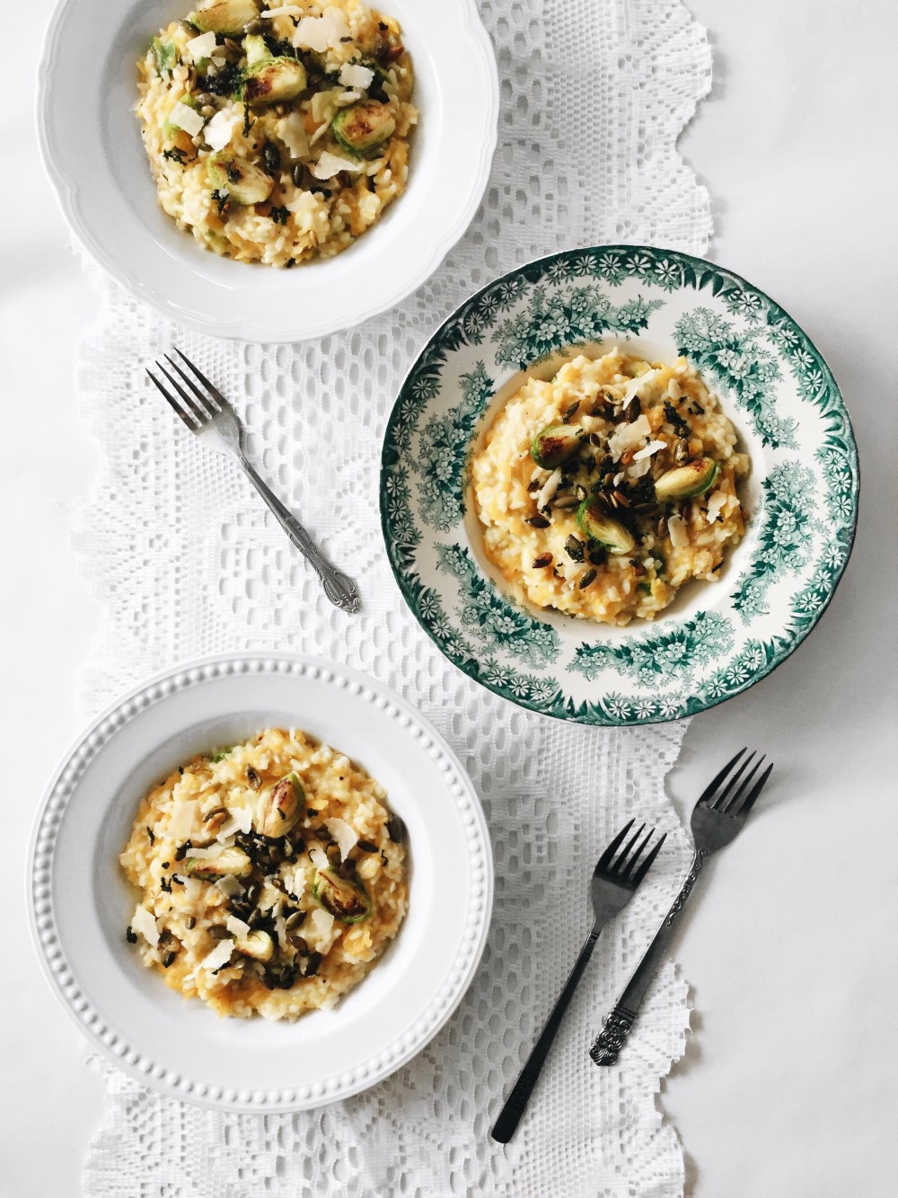 Risotto à la courge, choux de bruxelles, parmesan, graines de citrouille et sauge croustillante