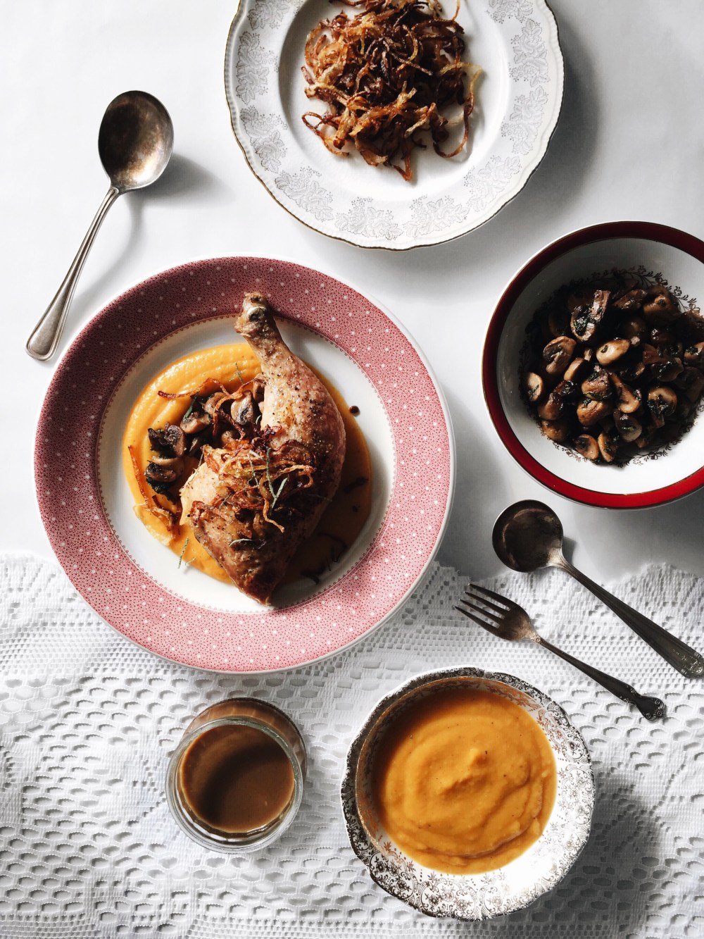 Cuisses de poulet, purée de courge, champignons, oignons frits, sauce jus de viande cannelle