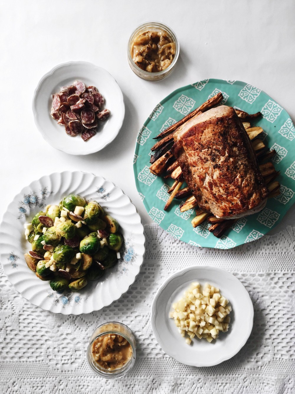 longe de porc aux pommes, frites de panais, choux de bruxelles rôtis au saucisson