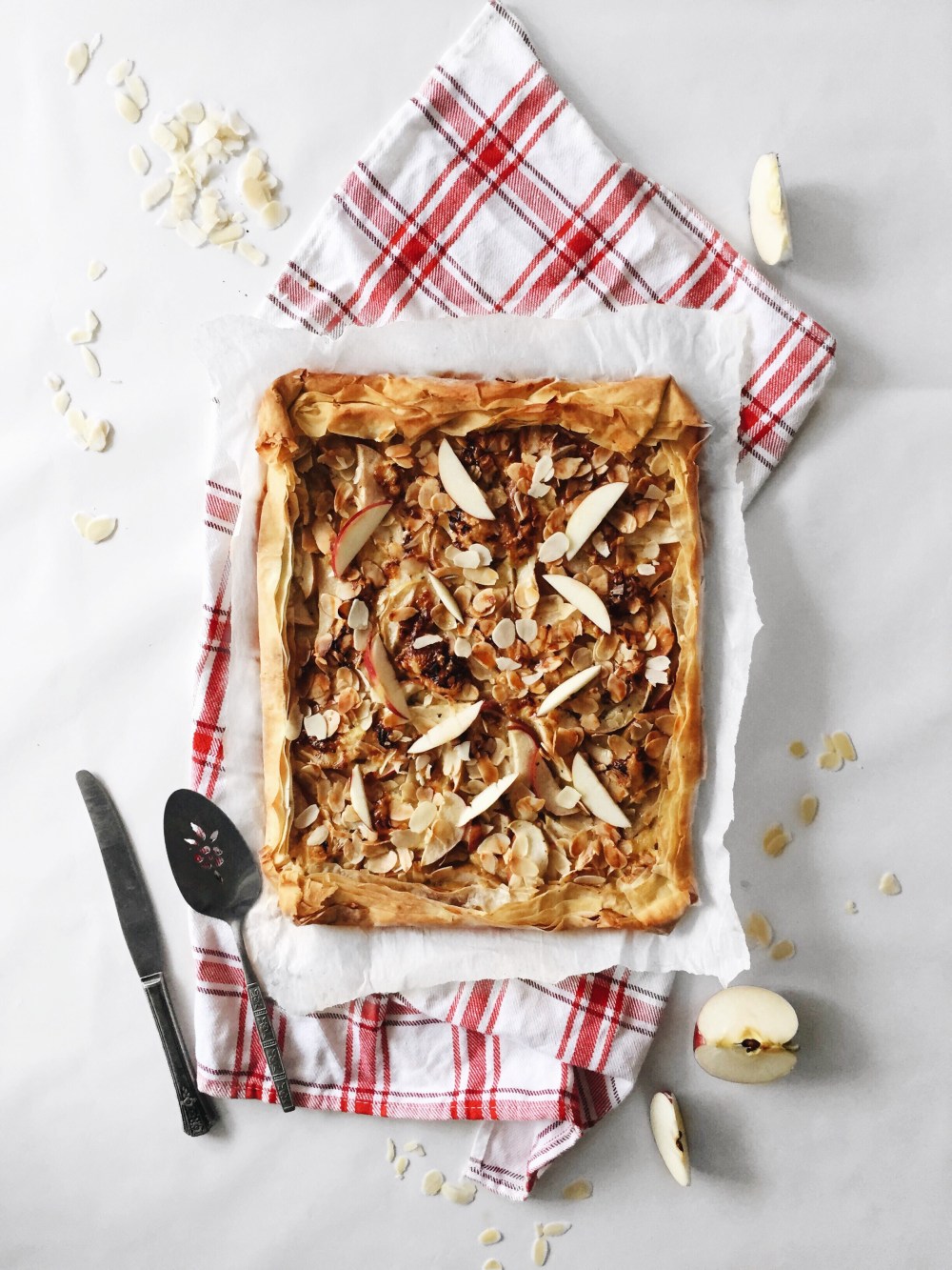 tarte fine pâte phyllo, pommes, fromages, amande et miel