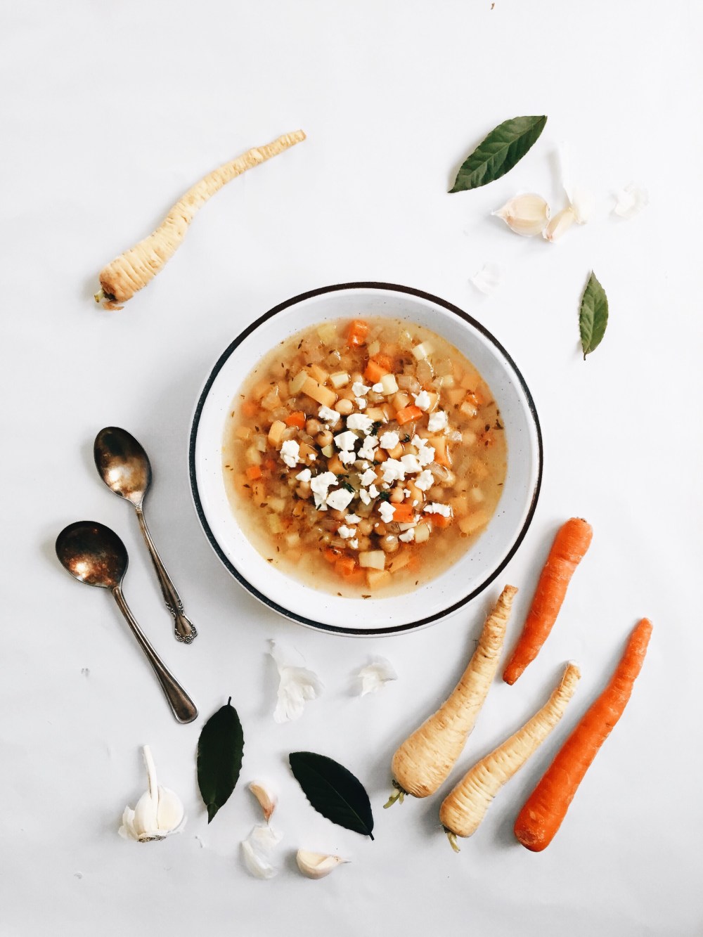 Soupe rustique vide-frigo aux légumes racines, aux pois chiches et au fromage feta
