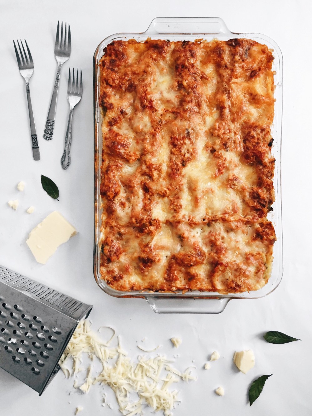 Lasagne végétarienne à la sauce à spaghetti, aux épinards, aux brocolis et au fromage