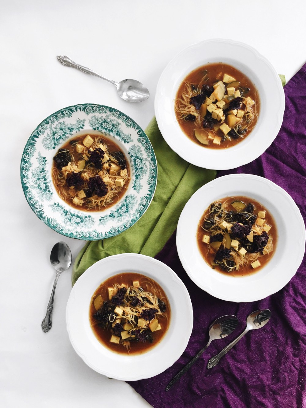 Soupe miso aux courgettes, au kale, au tofu et au vermicelle de riz