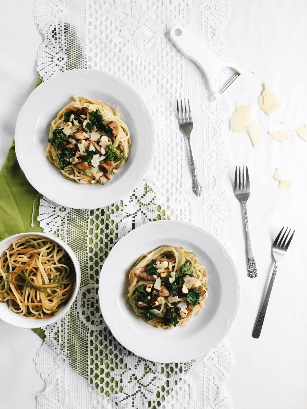 spaghetti crémeux au celéri-rave, chips de kale, champignons rôtis, noisettes et parmesan