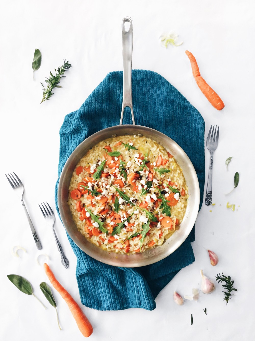 Risotto aux carottes, à l'ail, au fromage feta et à la roquette