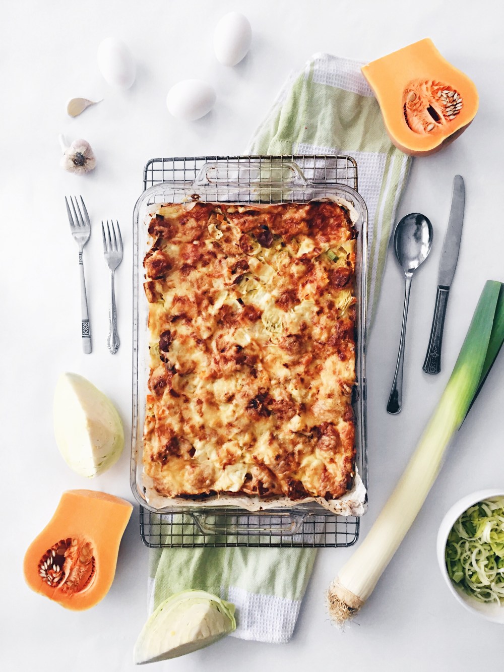 Strata à la courge, au poireau, au chou et au fromage cheddar