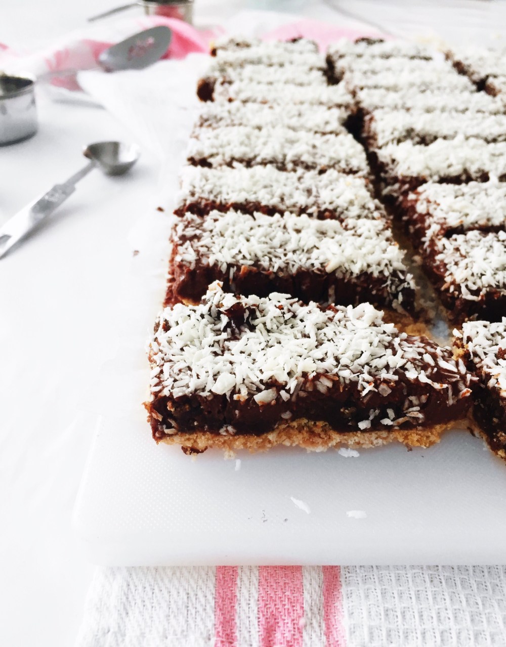 Barres de chocolat noir à la noix de coco en croûte de biscuit et de riz soufflé croustillant
