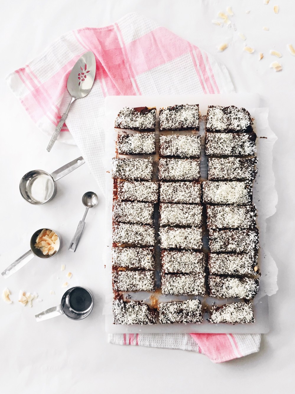 Barres de chocolat noir et noix de coco en croûte de biscuits et riz soufflé croustillant