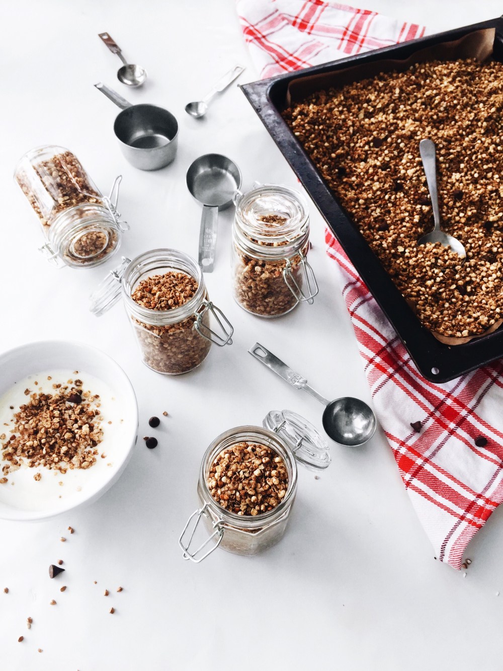 Granola maison végane au beurre d'arachide, au quinoa, au sarrasin rôti et à l'érable