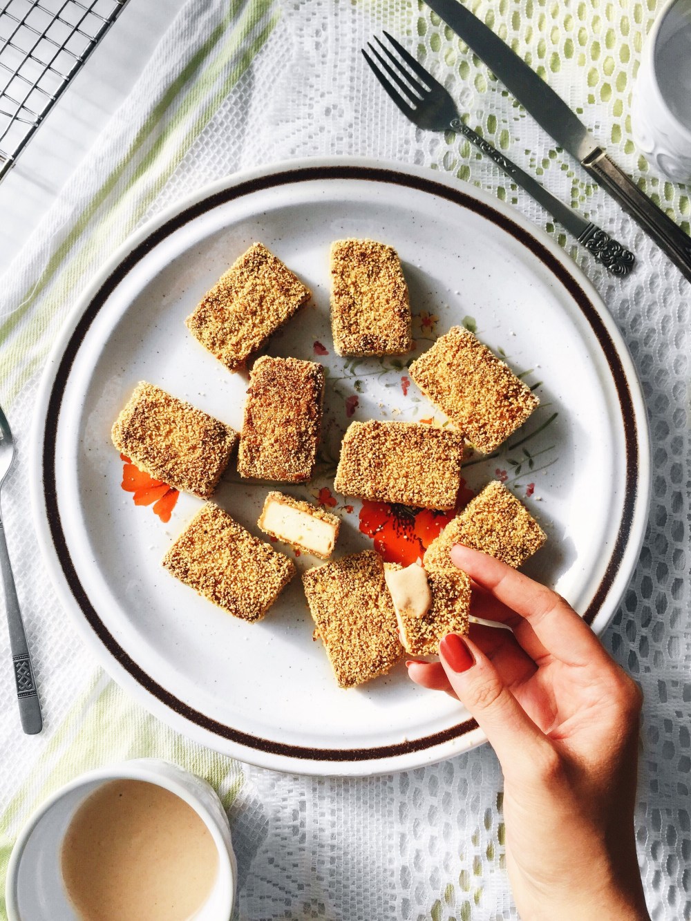 Croquettes de tofu croustillante et sauce épicée végane