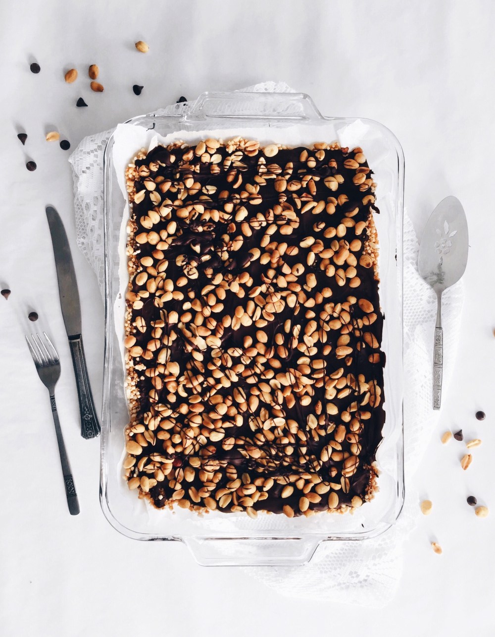 Tarte végane au chocolat et aux arachides en croûte de quinoa soufflé