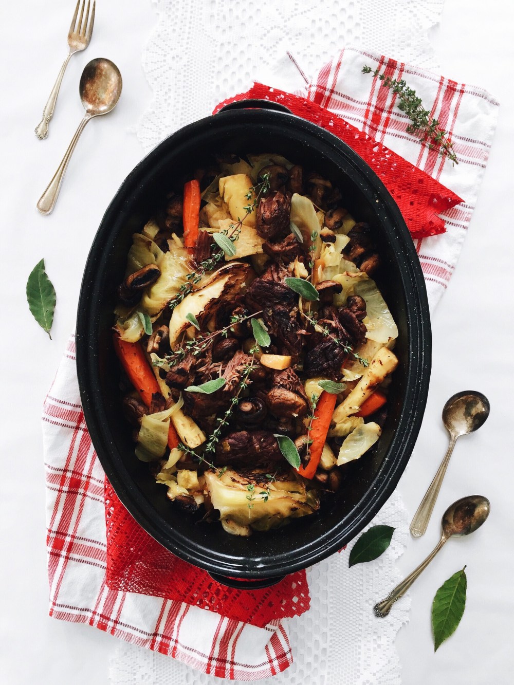 Boeuf braisé au vin rouge, à la moutarde et à l'érable, légumes d'hiver et champignons rôtis