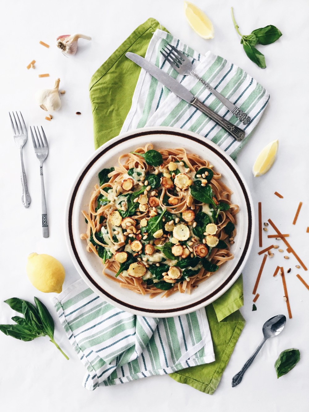 Fettucines véganes à la sauce crémeuse au citron, aux panais rôties, aux épinards, aux noix de pin et au basilic
