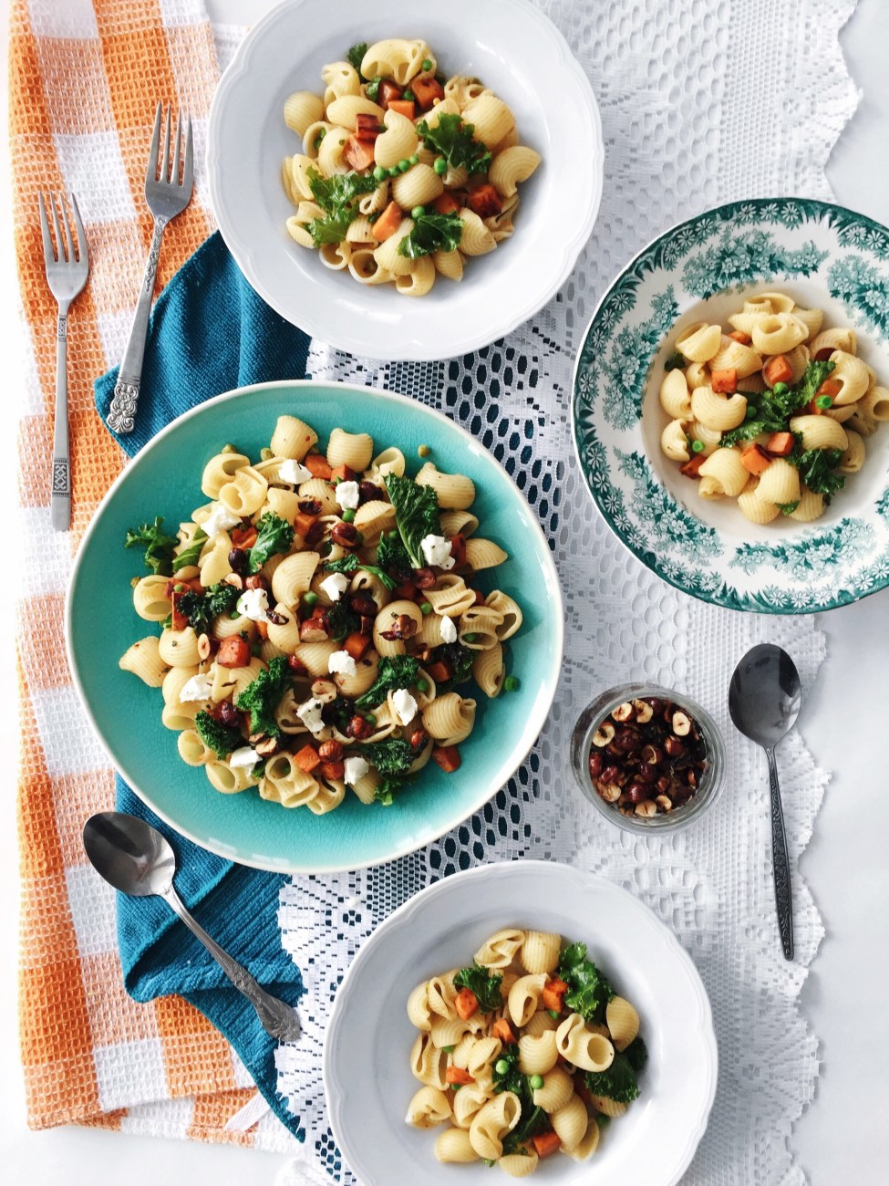 pâtes à la patate douce, au kale, aux petits pois, au fromage de chèvre, aux noisettes et à la sauge croustillante