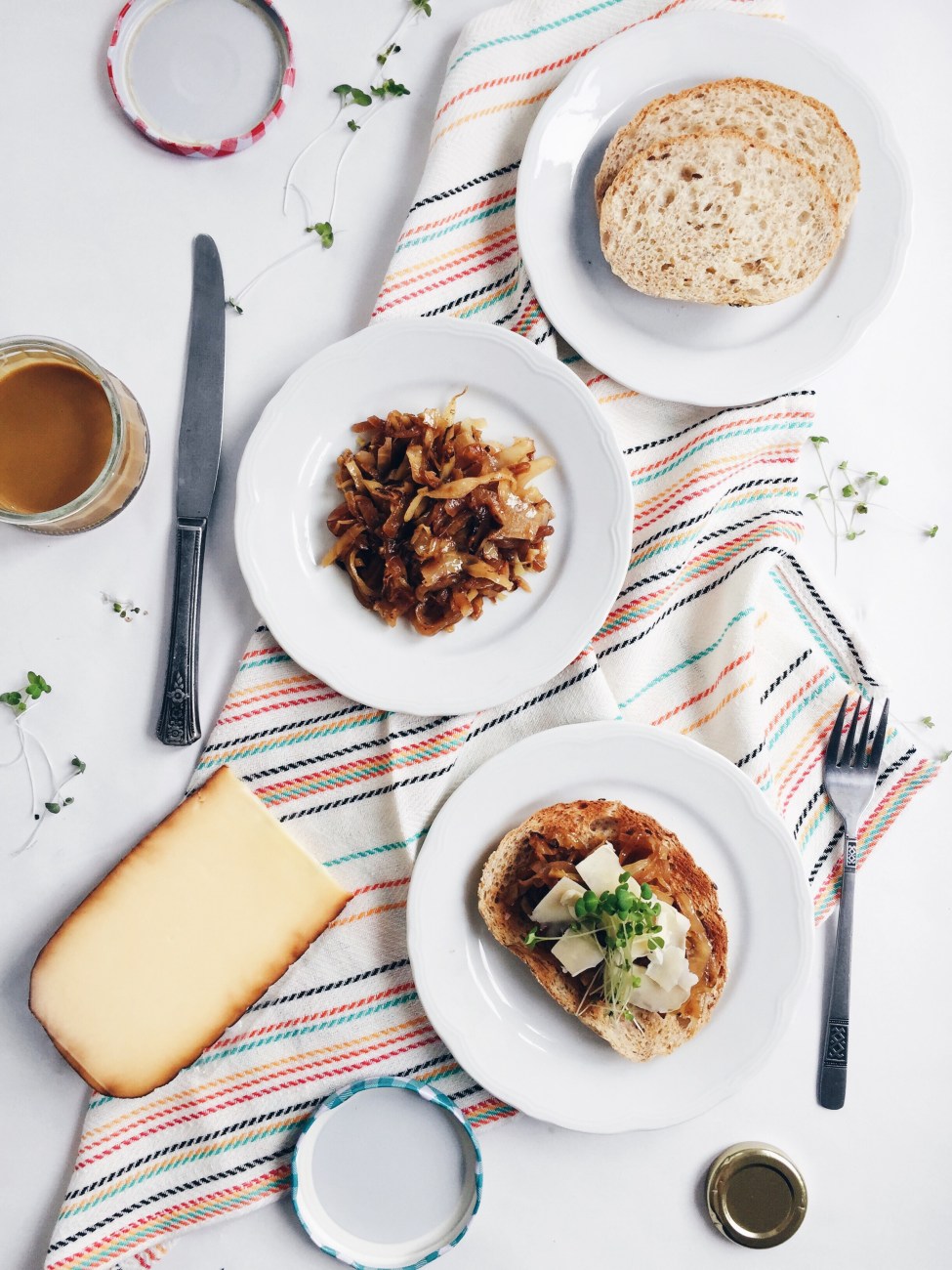 Grilled cheese au gouda fumé, aux oignons et au chou caramélisé à l'érable et à la moutarde