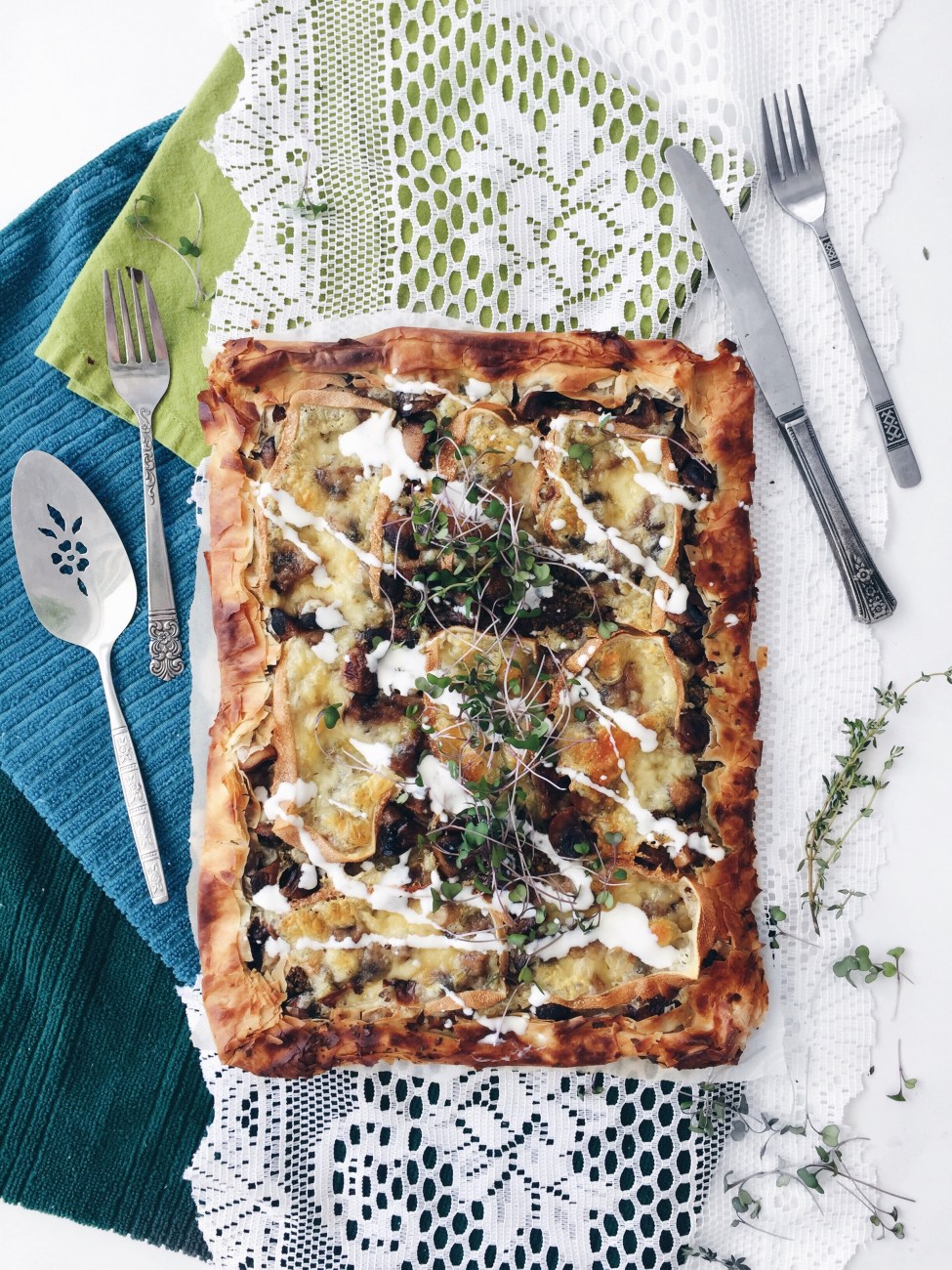 Tarte rustique au pesto de noix, aux champignons et au fromage