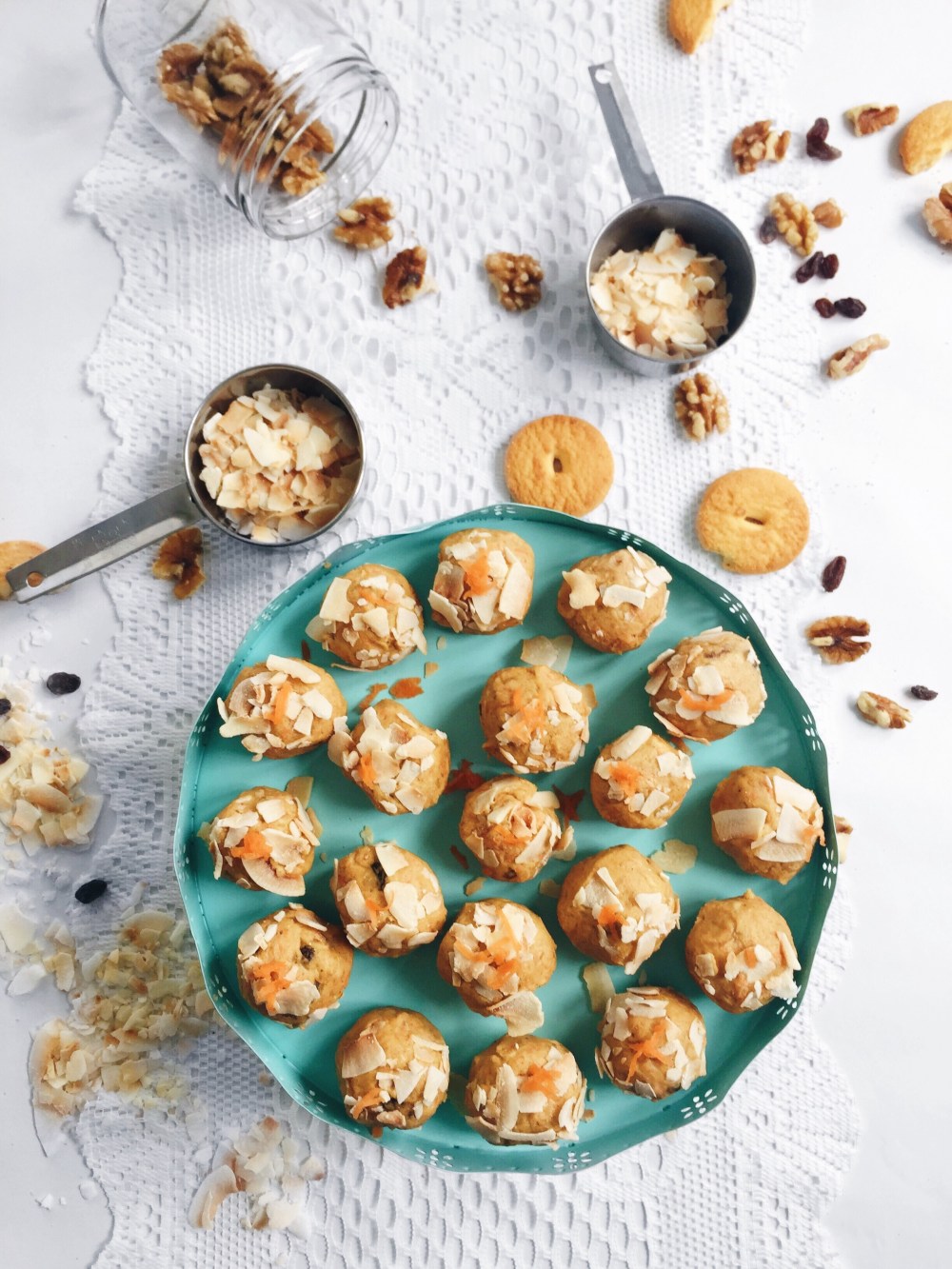 Truffes sans cuisson de gâteau aux carottes et aux noix
