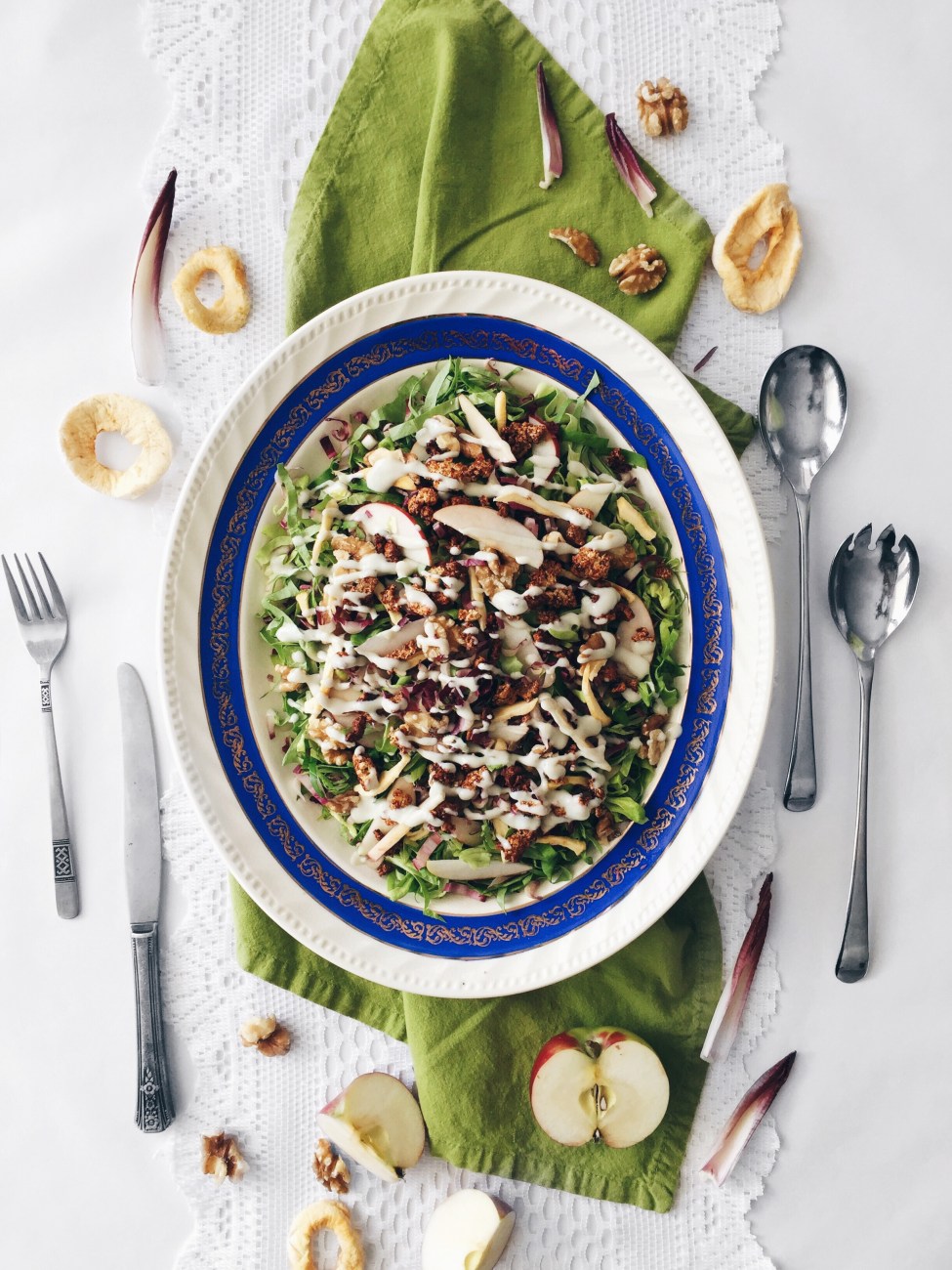 Salade repas verte aux endives, laitue, pommes, noix de grenoble, bacon végétalien et sauce crémeuse au fromage bleu