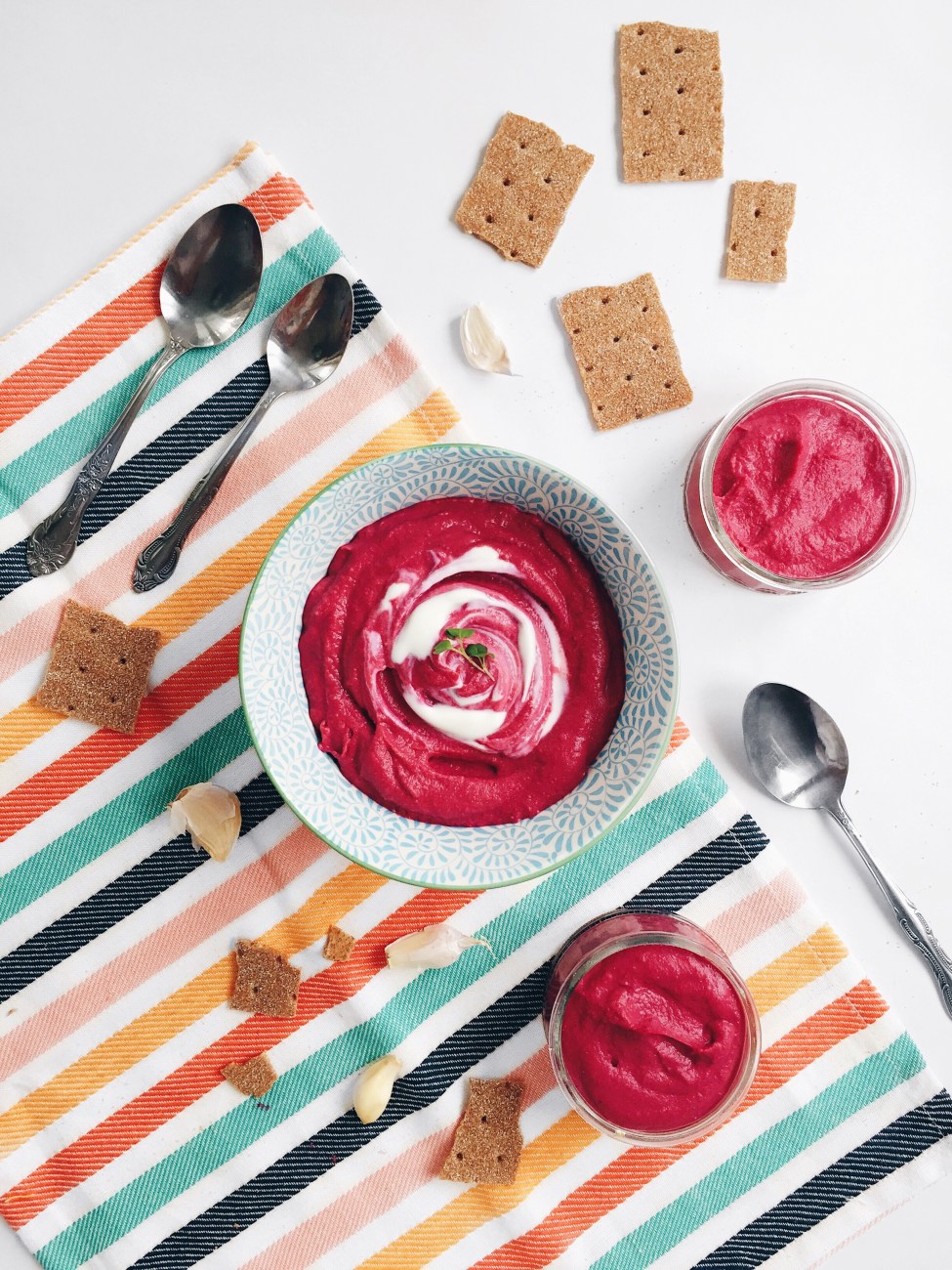 Houmous, hummus, de betteraves rôties à l'ail rôti et aux haricots blancs