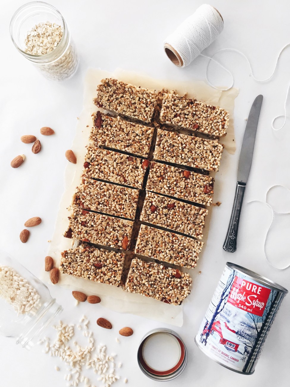 barres tendres véganes aux flocons d'avoine, aux céréales soufflées, aux amandes et à l'érable