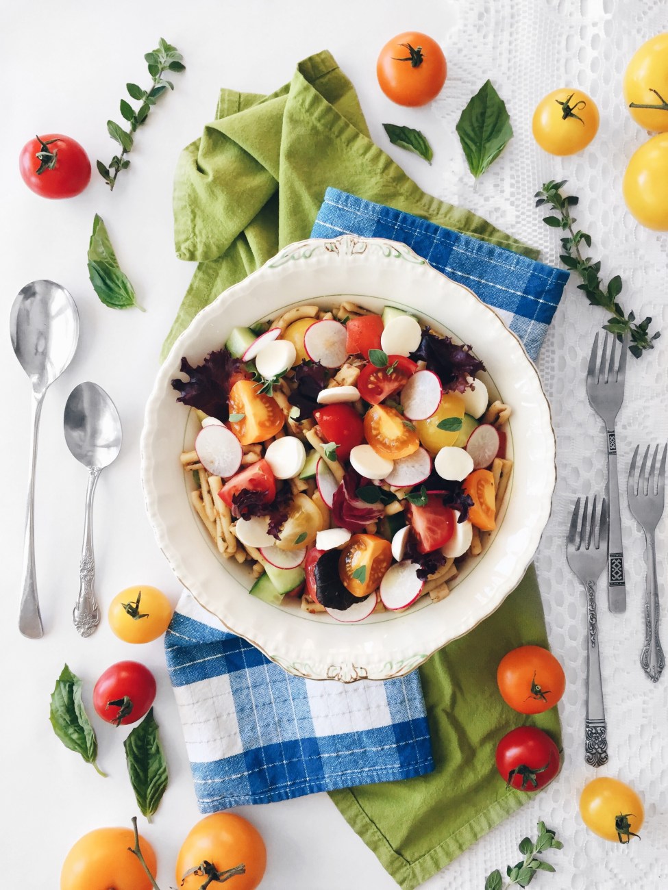 Salade de pâtes style grecque aux légumes (radis, concombre, oignon rouge, mesclun), et pesto d'herbes aux olives et aux tomates séchées