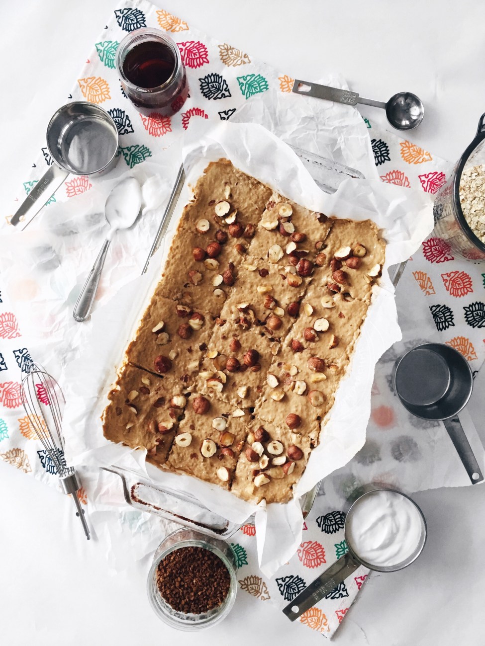 Barres déjeuner tout-en-un sans cuisson au café, yogourt, noisettes, érable et flocons d'avoine