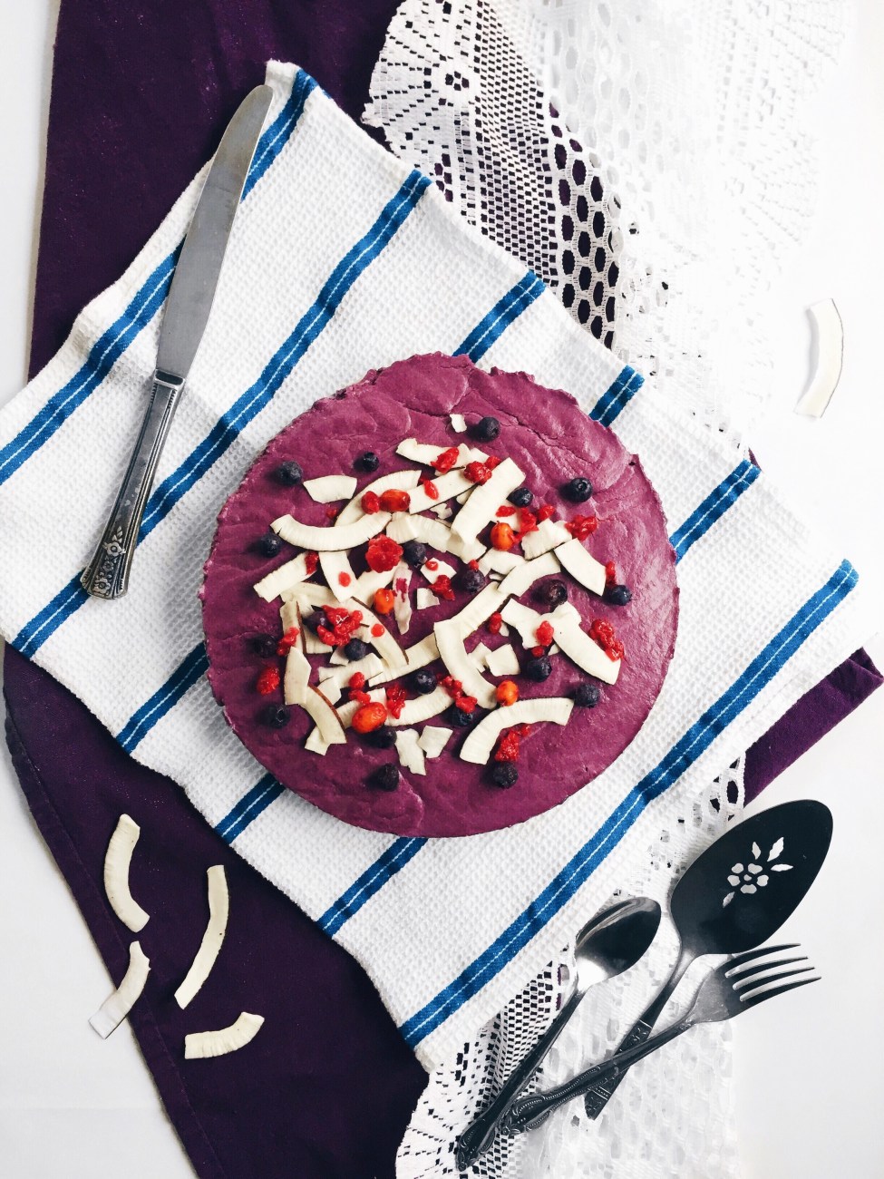 Gâteau au fromage végane sans gluten, à la rhubarbe, aux petits fruits québécois et à l'érable, en croûte de riz croustillant