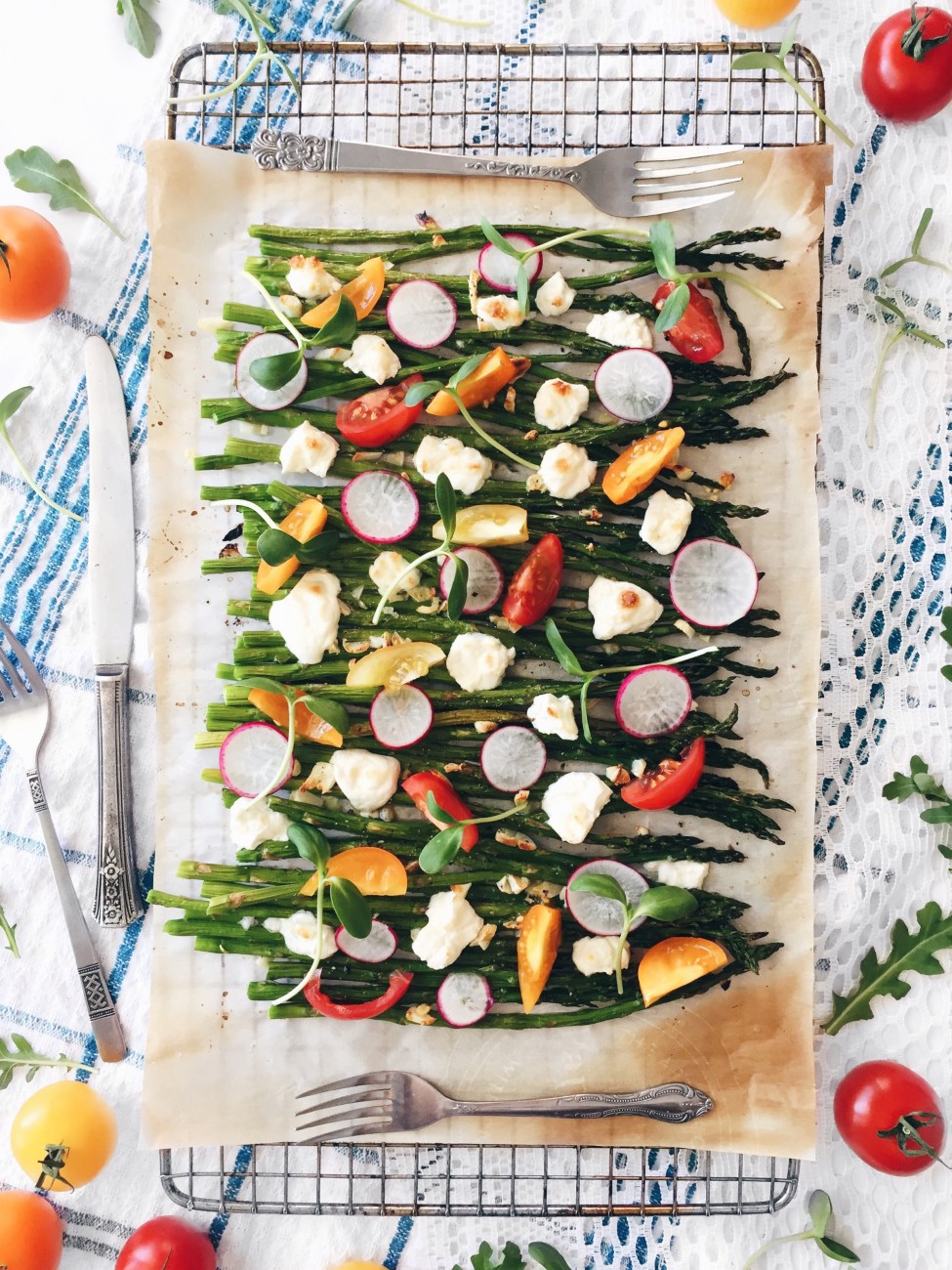 Asperges grillées à l'ail et au fromage feta, tomates, radis, roquette et vinaigrette maison