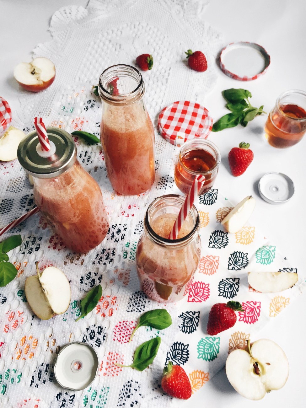 Limonade santé aux fraises, aux pommes, au basilic et à l'érable