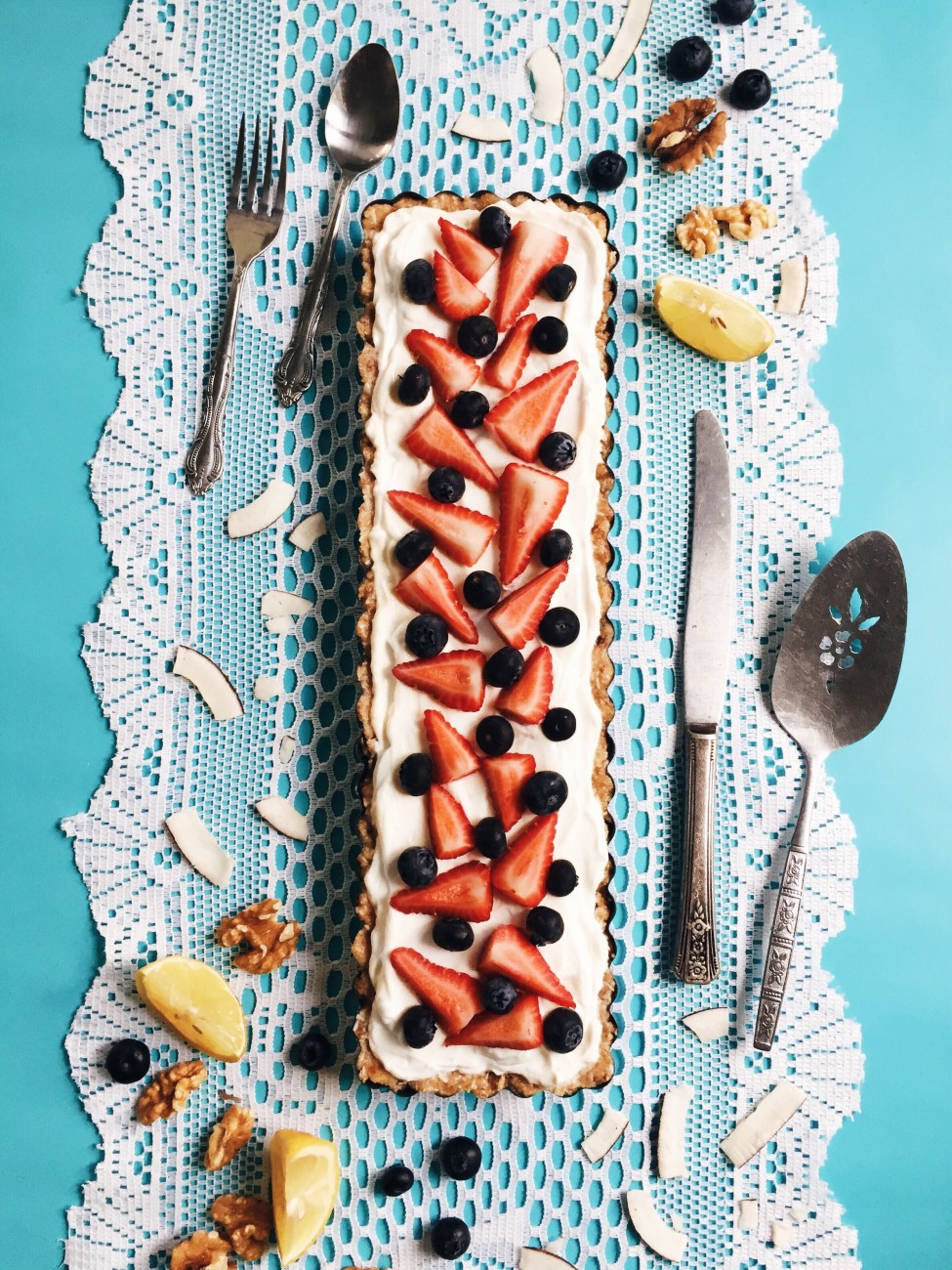 Tarte sans cuisson santé en croûte de noix, yogourt, érable et fruits