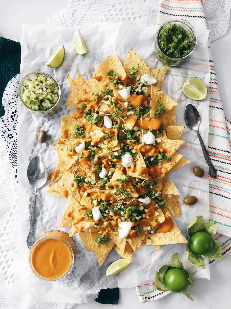 Nachos santé végétalien à la salsa verde, relish express maison et à la sauce « fromagée »