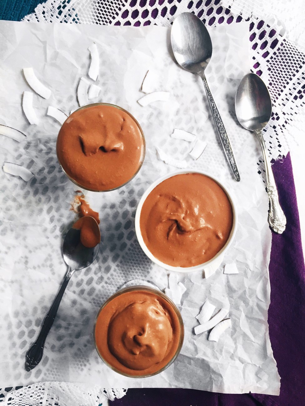 Crème glacée maison végane au chocolat, érable, noix de coco et vanille