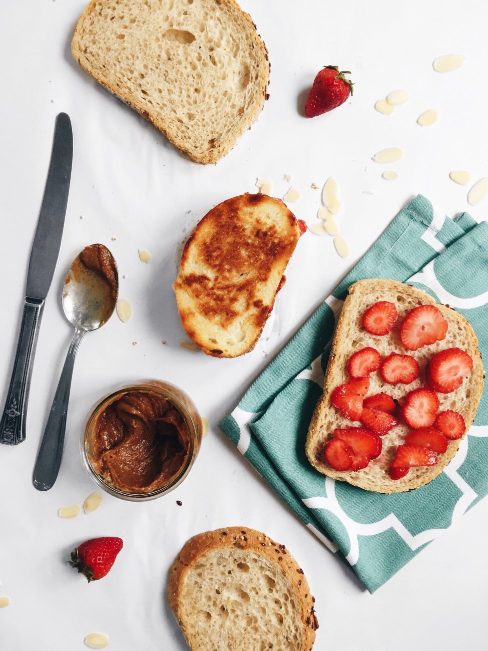 Sandwich grillé végane aux fraises, au beurre d'amande et au sirop d'érable