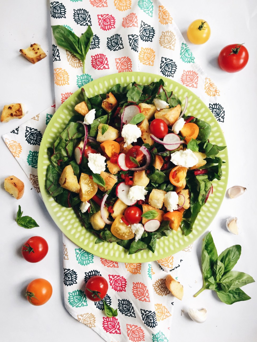 Panzanella à la bette-à-carde, aux tomates, au basilic et à la mozzarella fraîche