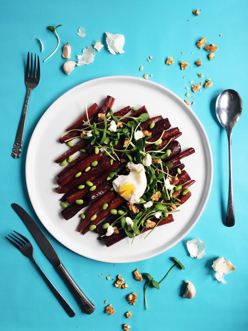 salade de carottes glacées au balsamique, fèves edamames, oeuf poché, crème sûre et noix