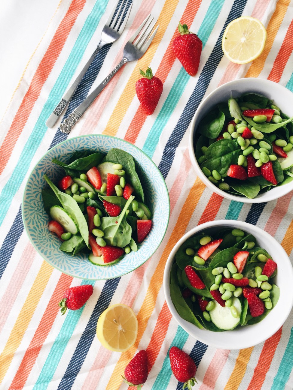 Salade aux épinards, fraises, gourganes, concombre et coriandre
