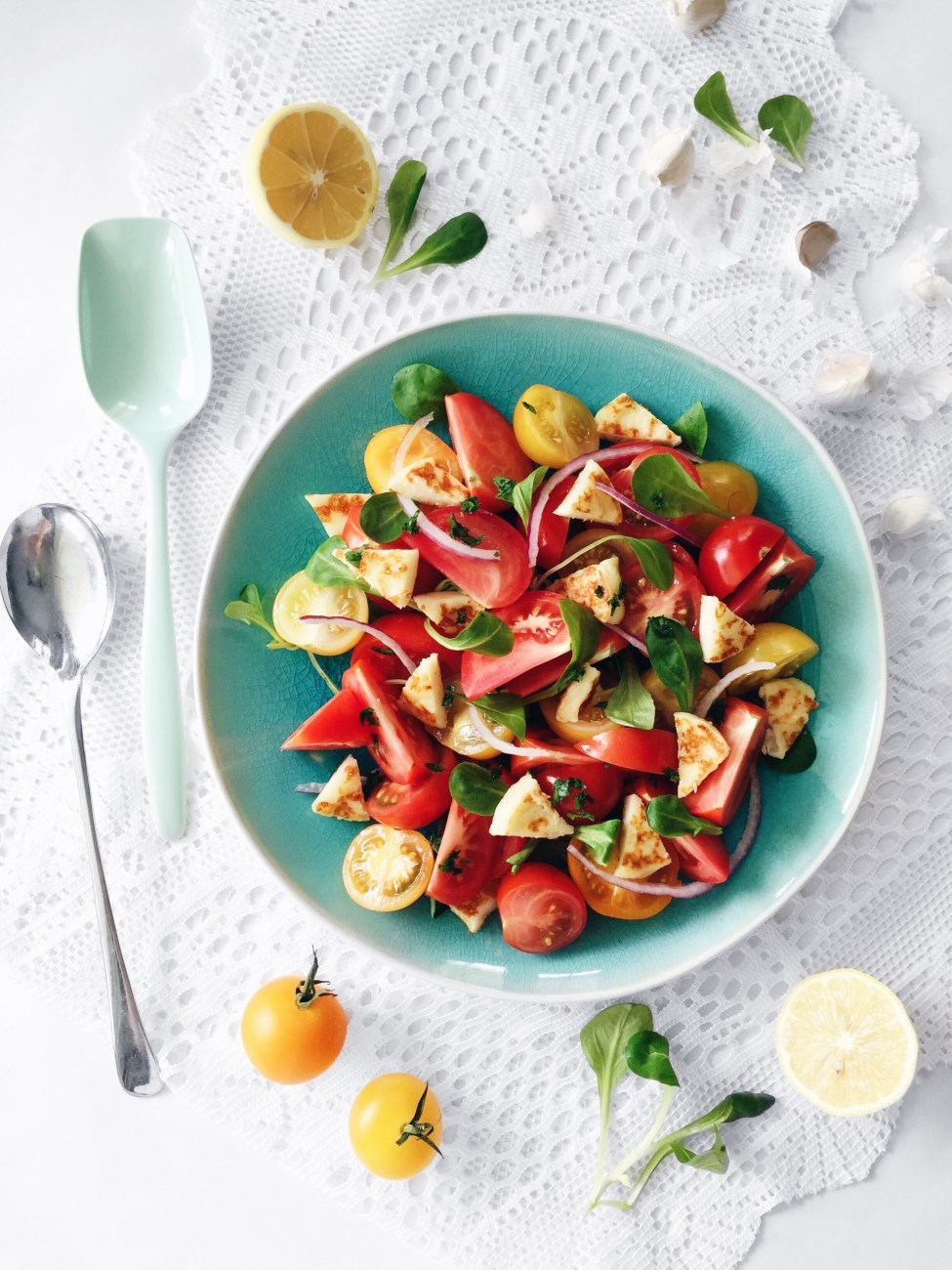 Salade de tomates et mâche au persil, au citron, à l'ail, au sumac et au fromage halloumi grillé