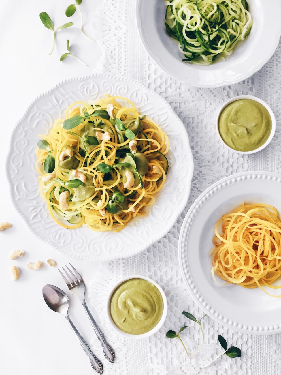 Spaghetti de courgettes et betteraves jaunes et sauce crémeuse végane aux noix de cajou ultra nutritive
