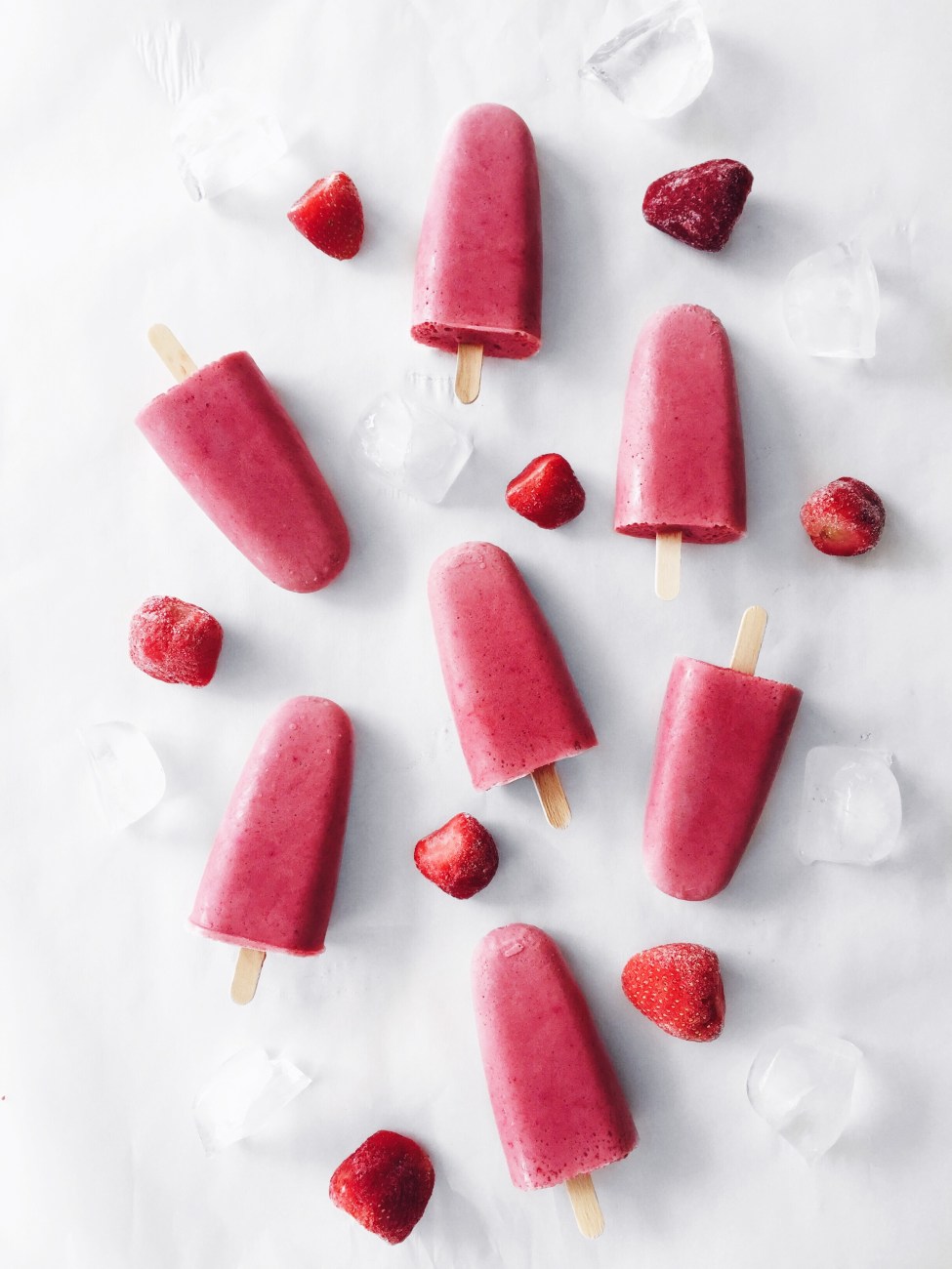 Popsicles véganes aux fraises, à la crème, à l'érable, à la cardamome et à la vanille