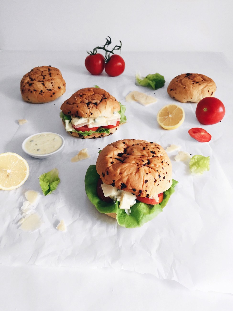 Hamburger végé à la salade césar tout-en-un avec parmesan et laitue