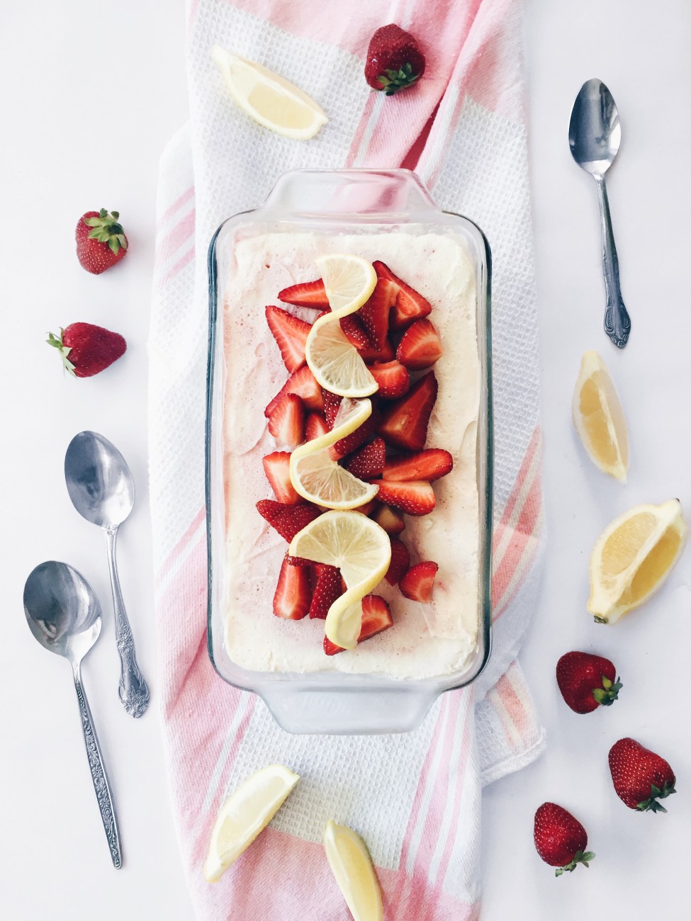 Semi freddo au yogourt, au fromage à la crème, aux fraises et au citron