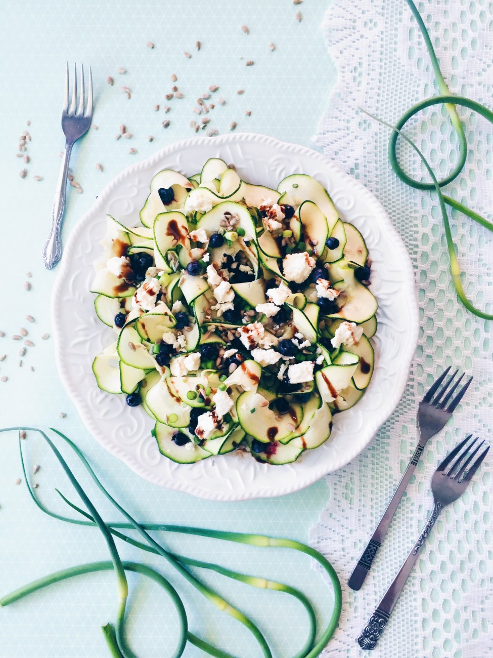 Salade de rubans de courgettes, fleur d'ail, bleuets, feta, graines de tournesol et cardamome