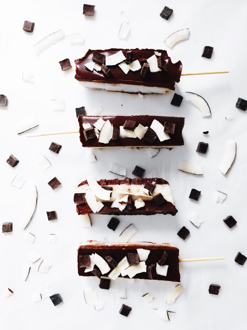 Barres de crème glacée véganes à la vanille enrobées de chocolat