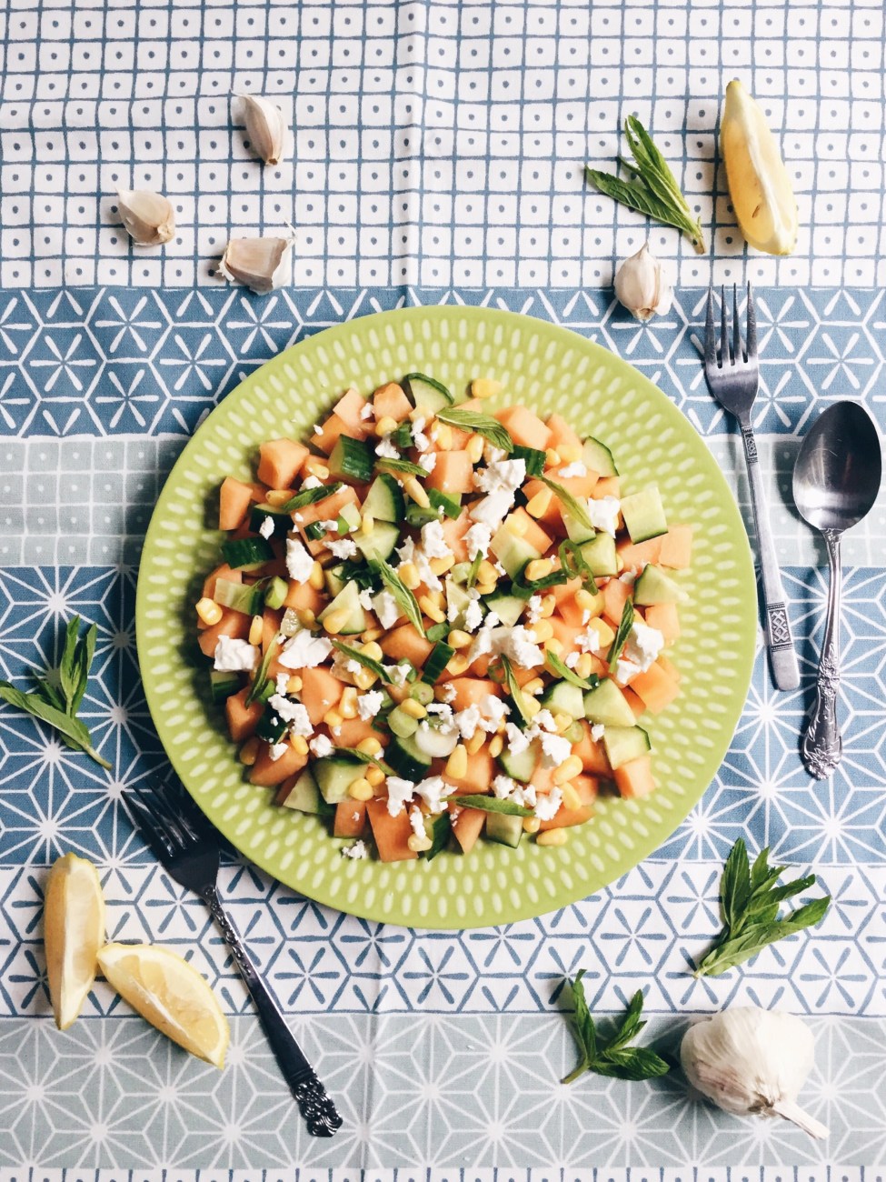 Salade de cantaloup, maïs, menthe et fromage feta