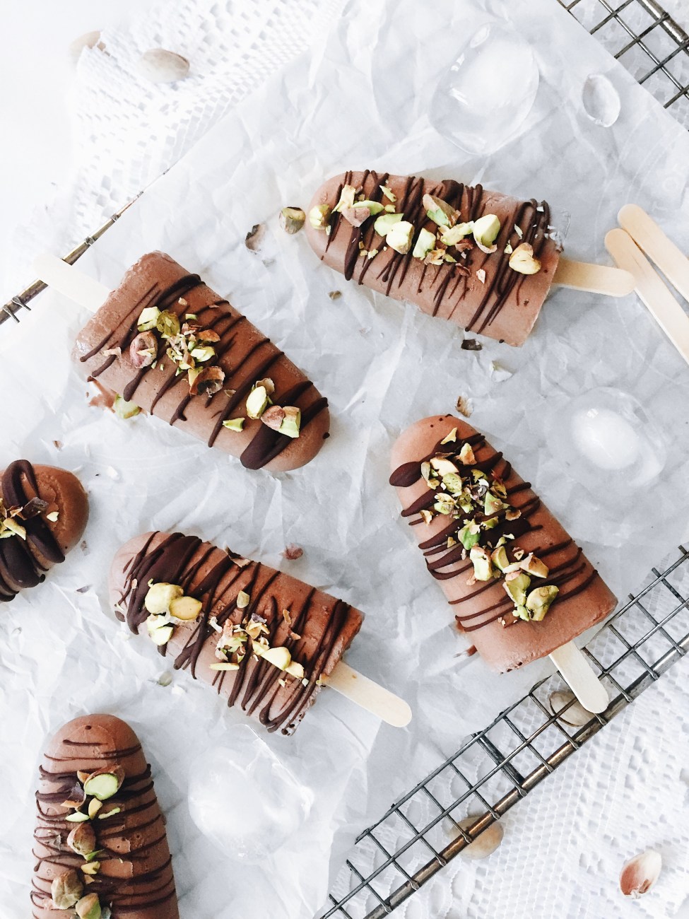 Popsicles véganes aux avocats, au chocolat et aux pistaches