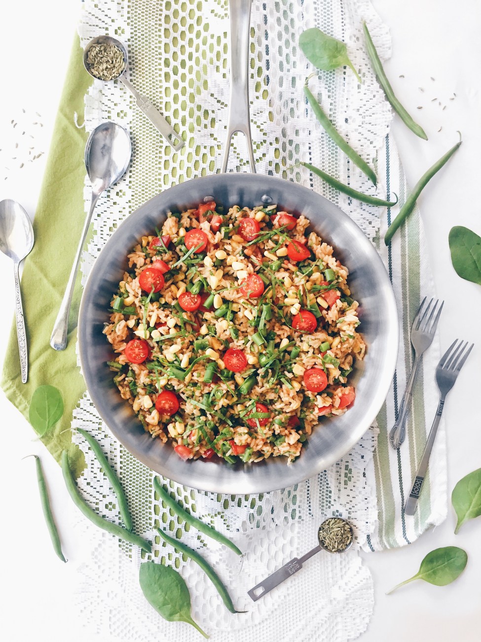 Riz épicé tout-en-un au maïs, haricots verts, tomates et épinards