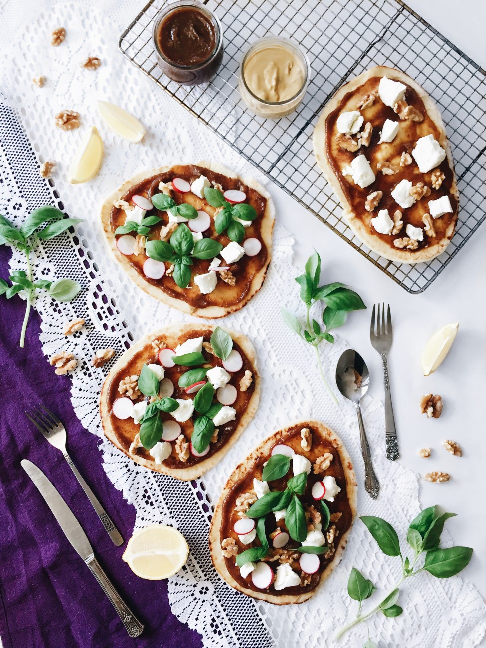 Pizza aux dattes, fromage de chèvre, noix de grenoble et basilic